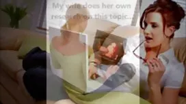 女同性戀小便在緊張的肛門得到strapon