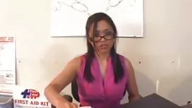有乳頭穿孔的白膚金發的女孩很好地清掃她的驢子