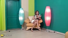 電視頻道的管理干擾了上班的黑髮
