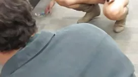 熟女與男人玩得開心，互相親吻