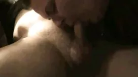 她的大驢子的熱的男性chpoknul金發碧眼的女人