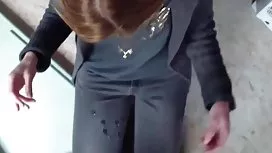 與一個美麗的女孩的色情場面高跟鞋的