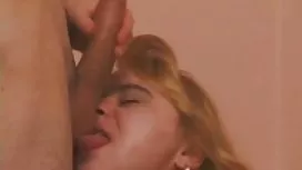 Bikersha擠壓金發女郎捆綁的牛奶