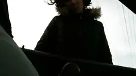 一位經驗豐富的男性幫助金發女郎擴大了她的肛門