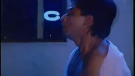 年輕的唐璜亂搞浴室裡的薄婊子