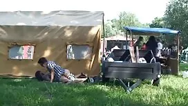 當他亂搞他的女朋友站在樹林裡時，這個傢伙在電話裡起飛