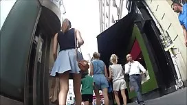 美麗的金發女郎沿著街道裸體走，來到酒吧