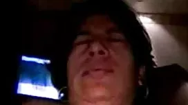 裸體主義者享受日光浴，並且不知道他們正在被監視
