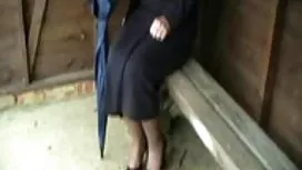 禿頭農民仔細舔女孩的剃光貓