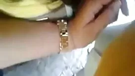 小母牛吮吸雞巴，喝著無盡的男人精子