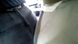 安妮塔用水澆灌她美麗的乳房
