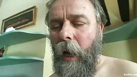 布魯內特巧妙地吮吸並取下臉頰