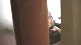 兩個年輕人尖頂成年女性