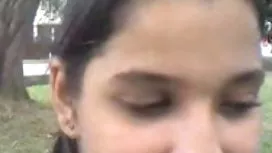 瘦瘦的金發女郎巧妙地跳上他媽的