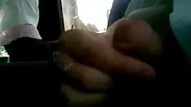 蓋帽的成熟婦女在驢子推擠農民手指