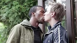 年輕的同性戀男子在洗澡